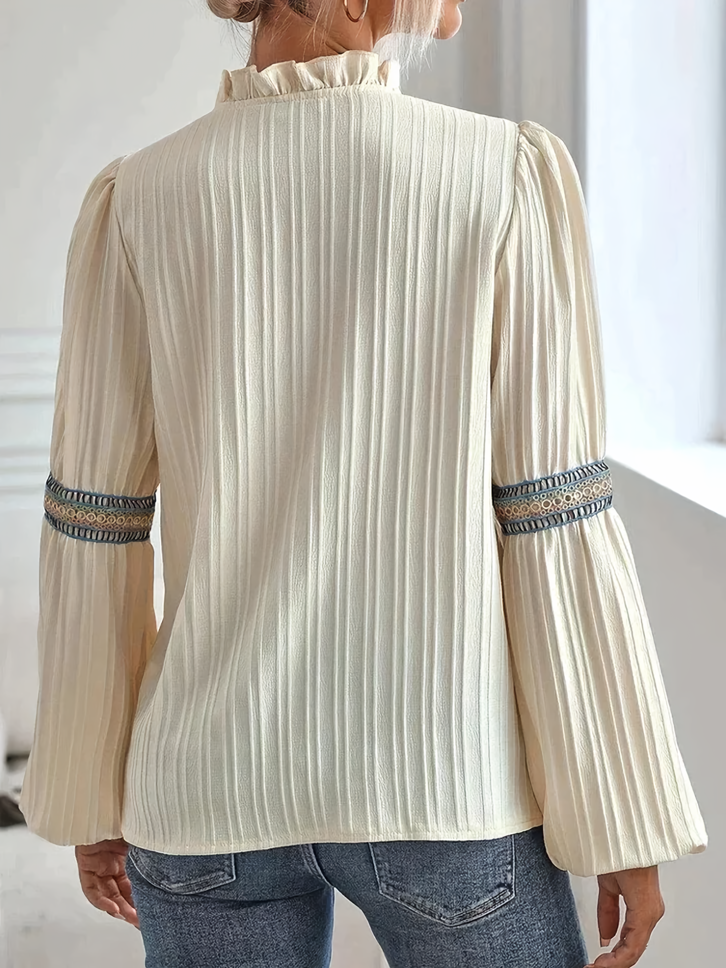 Blouse Femme – Col Rose – Manches Bouffantes – Détails Brodés – Design Élégant à Décolleté en V