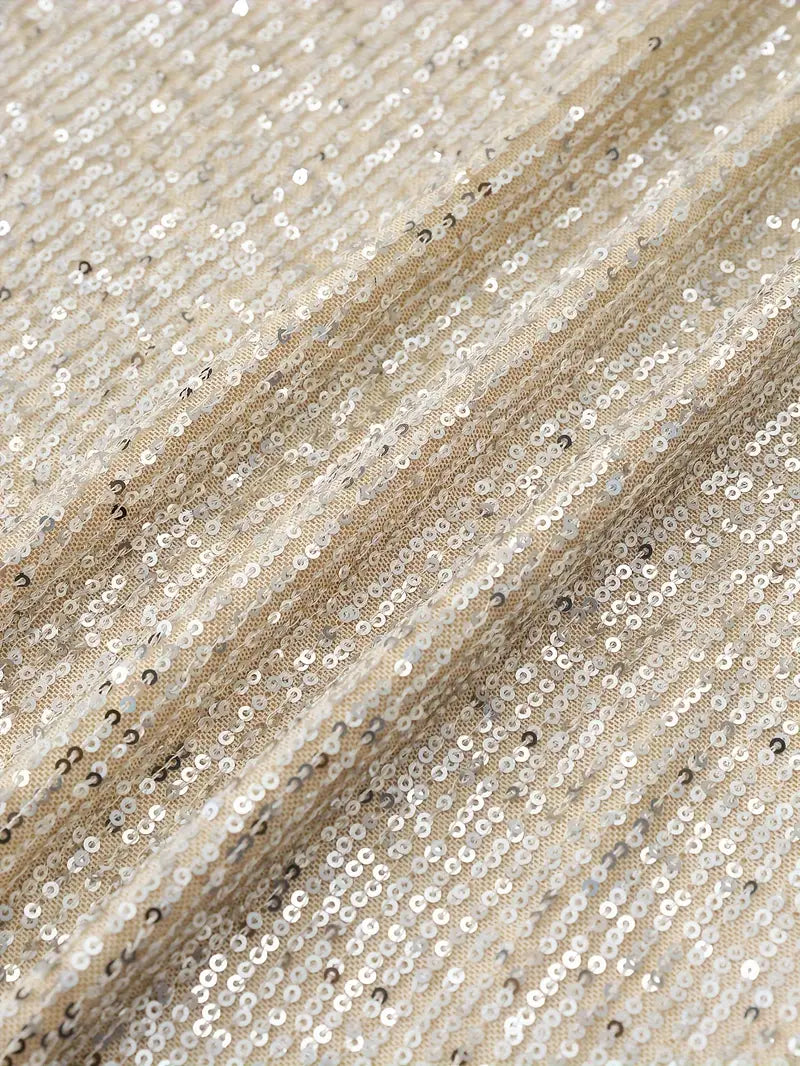 Vêtement en paillettes avec des détails contrastants