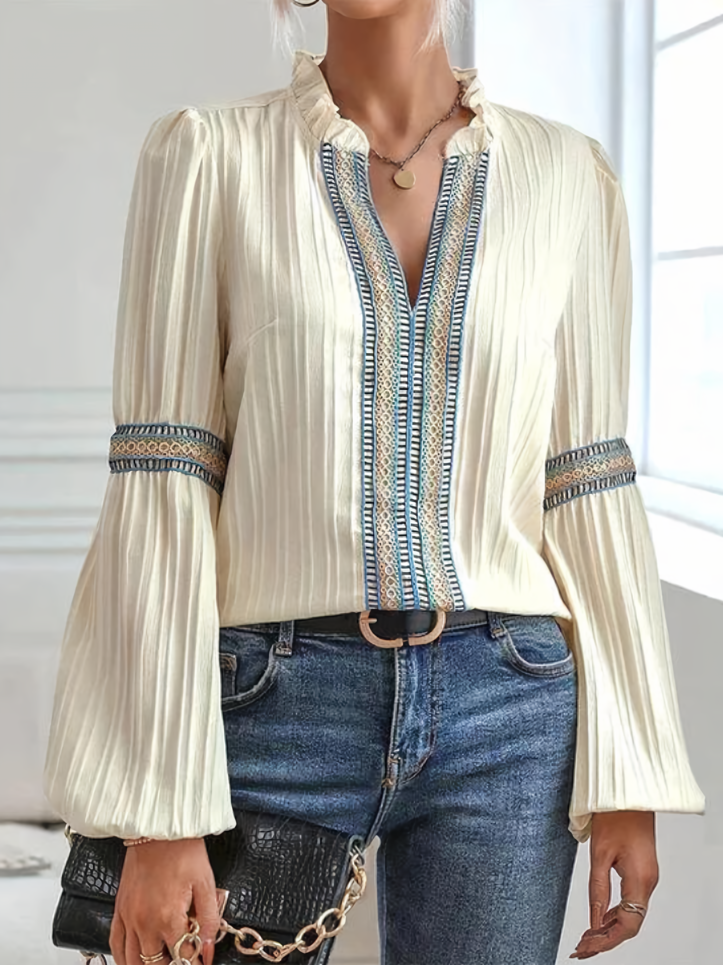 Blouse Femme – Col Rose – Manches Bouffantes – Détails Brodés – Design Élégant à Décolleté en V